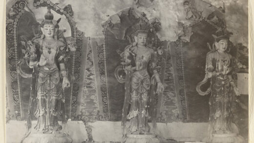 【jpg清晰版】法源寺寺庙内部展示三尊菩萨雕像和壁画细节.jpg