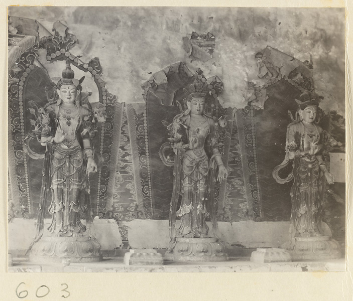 【JPG清晰版】法源寺寺庙内部展示三尊菩萨雕像和壁画细节