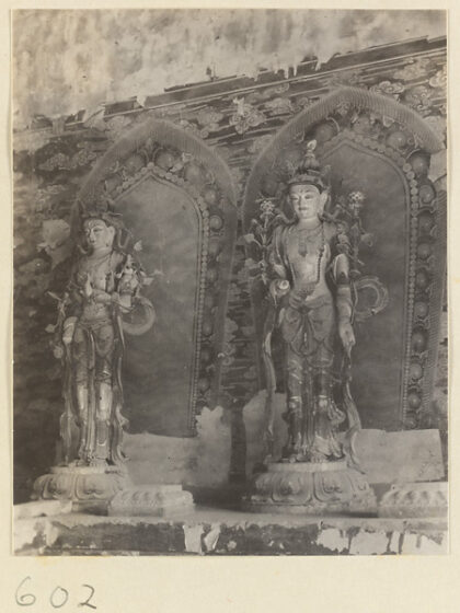 【jpg清晰版】法源寺寺庙内部展示两尊菩萨雕像和壁画细节.jpg