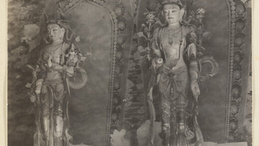 【jpg清晰版】法源寺寺庙内部展示两尊菩萨雕像和壁画细节.jpg