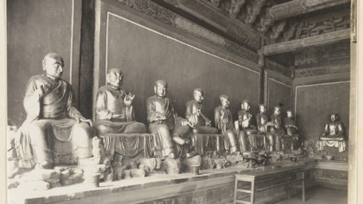 【jpg清晰版】法源寺寺庙内部展示十罗汉沿墙而坐.jpg