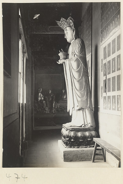 【jpg清晰版】法源寺寺庙内部展示持器皿的菩萨雕像.jpg