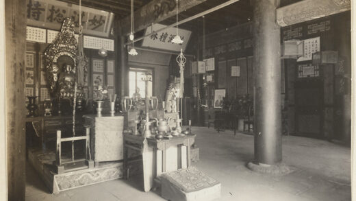 【jpg清晰版】法源寺寺庙内部展示祭坛和佛像、仪式物品、卷轴和肖像.jpg