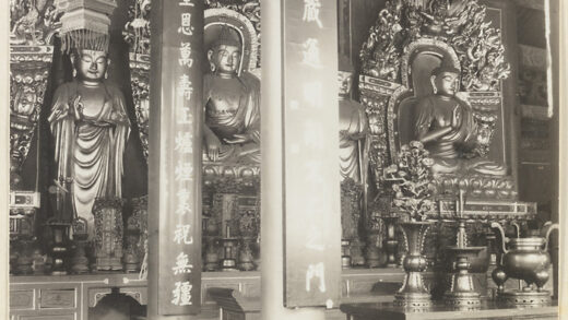 【jpg清晰版】法源寺寺庙内部展示祭坛和四尊佛像、仪式物品和铭文柱.jpg