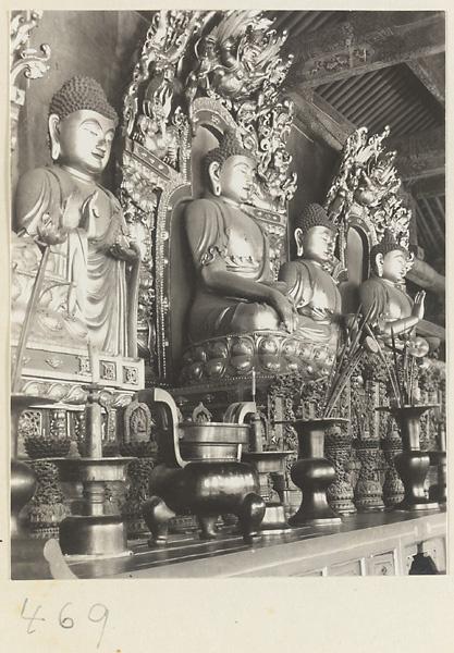 【jpg清晰版】法源寺寺庙内部展示祭坛和四尊佛像及仪式物品.jpg