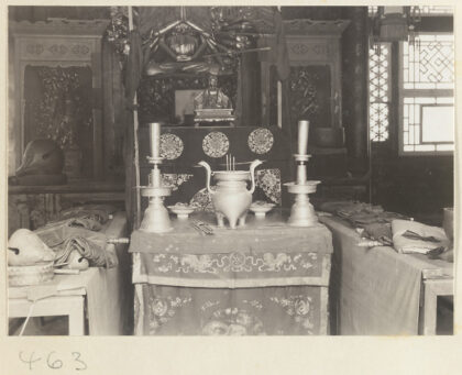 【jpg清晰版】法源寺寺庙内部展示祭坛和多臂雕像、仪式物品和乐器包括木鱼.jpg