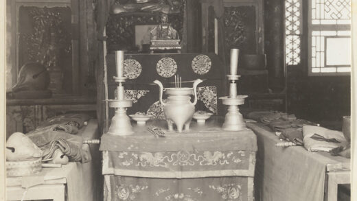 【jpg清晰版】法源寺寺庙内部展示祭坛和多臂雕像、仪式物品和乐器包括木鱼.jpg