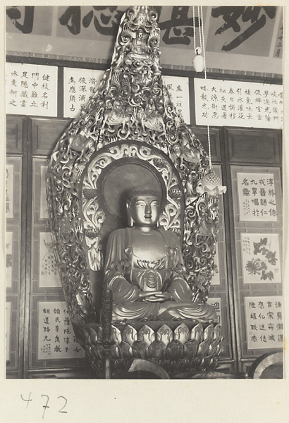 【jpg清晰版】法源寺寺庙内部展示莲花宝座上的佛像、卷轴和卷轴画.jpg