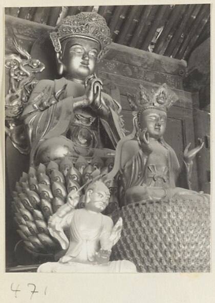 【jpg清晰版】法源寺寺庙内部展示莲花宝座上的菩萨雕像和侍从.jpg