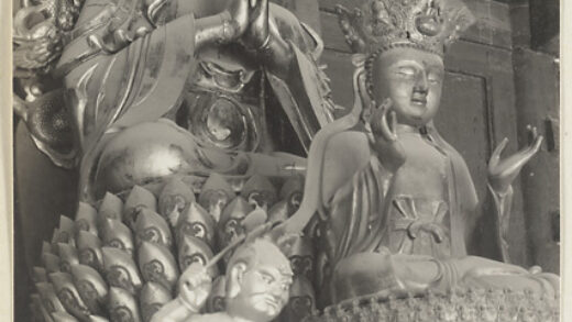 【jpg清晰版】法源寺寺庙内部展示莲花宝座上的菩萨雕像和侍从.jpg