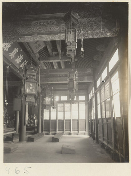 【jpg清晰版】法源寺寺庙内部展示铭文、灯笼和长凳.jpg