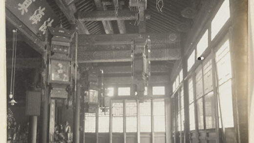 【jpg清晰版】法源寺寺庙内部展示铭文、灯笼和长凳.jpg