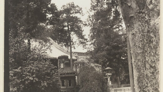 【jpg清晰版】法源寺寺庙庭院展示香炉和树木.jpg