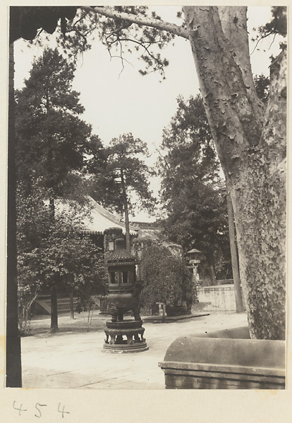 【JPG清晰版】法源寺寺庙庭院展示香炉和树木