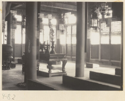 【jpg清晰版】法源寺寺庙建筑内部展示祭坛和仪式物品、灯笼、木鱼和长凳.jpg