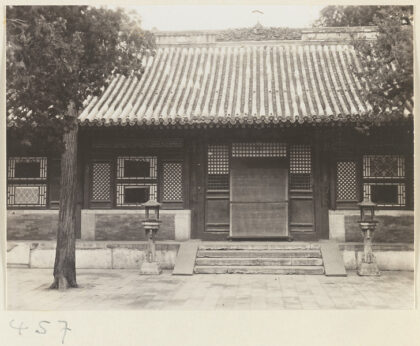【jpg清晰版】法源寺寺庙建筑细节展示入口和一对灯笼.jpg