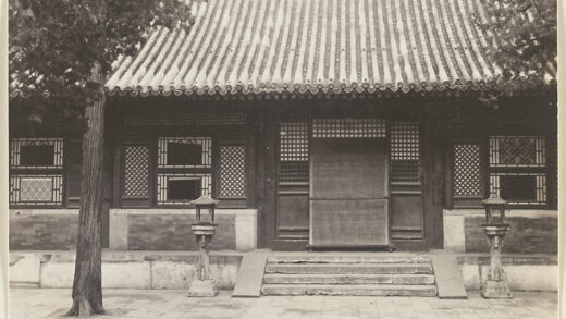 【jpg清晰版】法源寺寺庙建筑细节展示入口和一对灯笼.jpg