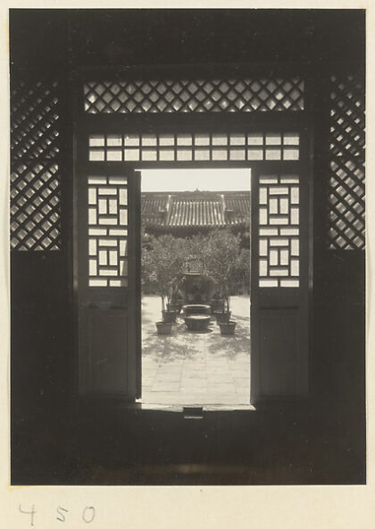 【jpg清晰版】法源寺寺庙建筑门展示格子窗和庭院景观.jpg