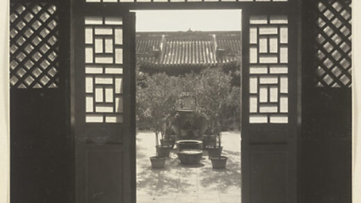 【jpg清晰版】法源寺寺庙建筑门展示格子窗和庭院景观.jpg