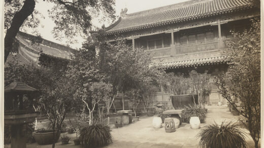 【jpg清晰版】法源寺藏经楼前庭院.jpg