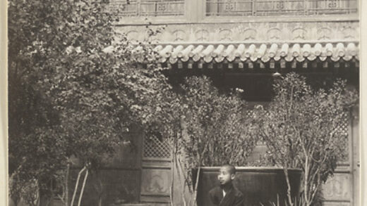 【jpg清晰版】法源寺藏经楼前庭院的男孩.jpg