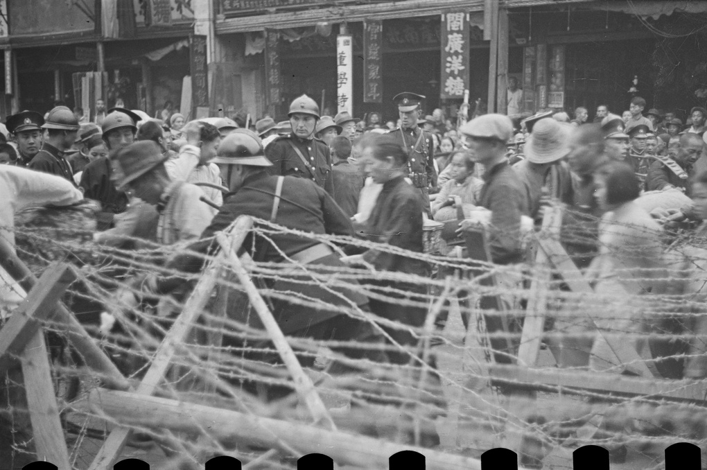 【JPG清晰版】法租界上海法国士兵在路障检查站