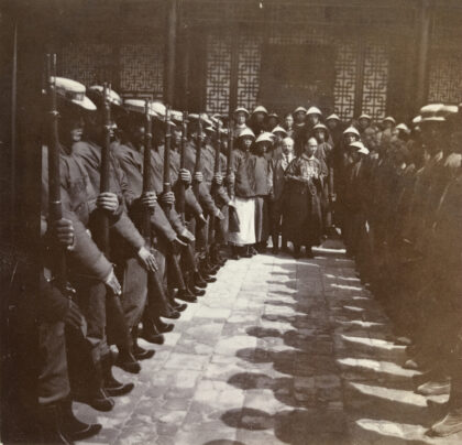 【jpg清晰版】洛克哈特与巴恩斯离济时列队的中国士兵.jpg