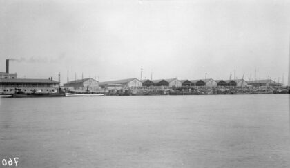 【jpg清晰版】浦口长江沿岸的南京货栈.jpg