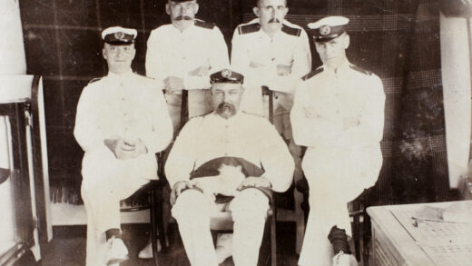 【jpg清晰版】海关税收巡洋舰凯潘号官员1898年于海口.jpg