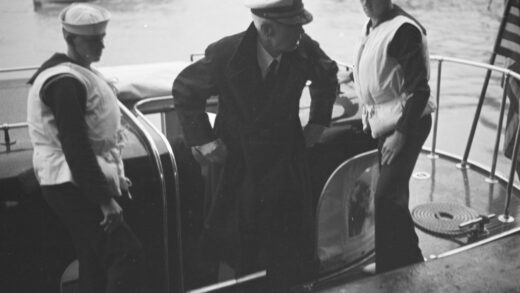 【jpg清晰版】海军上将哈里·欧文·亚内尔从奥古斯塔号登陆上海.jpg