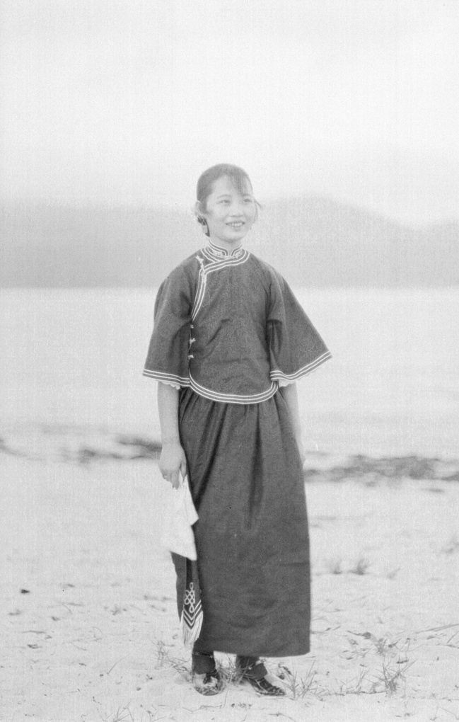 【JPG清晰版】海岸边的女人