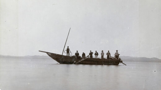 【jpg清晰版】深海潜水员在船边.jpg