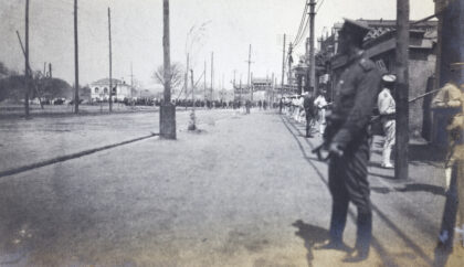 【jpg清晰版】清兵和一名警察在守卫道路.jpg