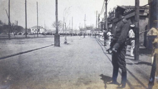 【jpg清晰版】清兵和一名警察在守卫道路.jpg