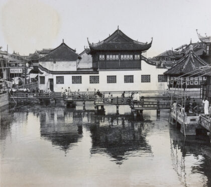 【jpg清晰版】湖心亭的之字形桥（湖心亭柳树图案茶馆上海）.jpg