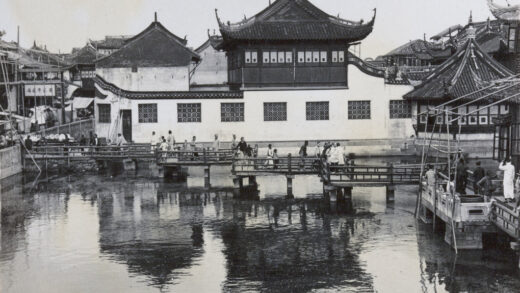 【jpg清晰版】湖心亭的之字形桥（湖心亭柳树图案茶馆上海）.jpg