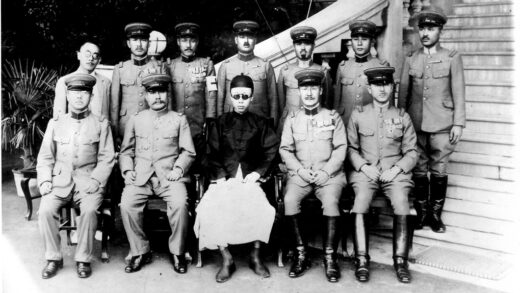 【jpg清晰版】溥仪与日本军官在天津张园（张彪府邸）.jpg