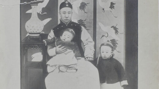 【jpg清晰版】溥仪和溥杰两位皇子与他们的父亲醇亲王.jpg