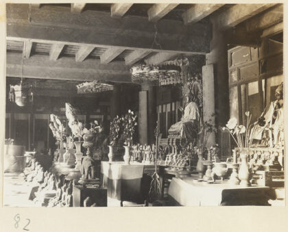 【jpg清晰版】潭柘寺内部展示祭坛和披挂佛像、仪式物品和小雕像.jpg