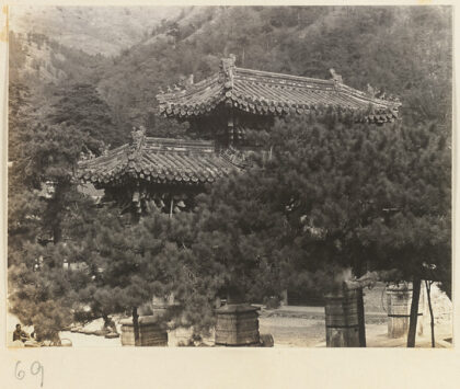 【jpg清晰版】潭柘寺寺庙建筑展示屋顶装饰、松树和市场.jpg