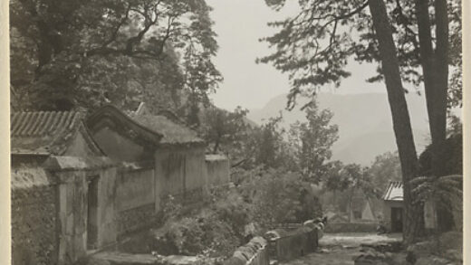 【jpg清晰版】潭柘寺寺庙建筑旁坐在墙上的人.jpg