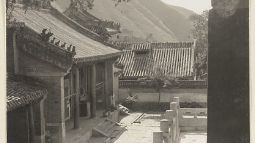 【jpg清晰版】潭柘寺寺庙建筑细节展示一座建筑的立面和另一座的平台.jpg
