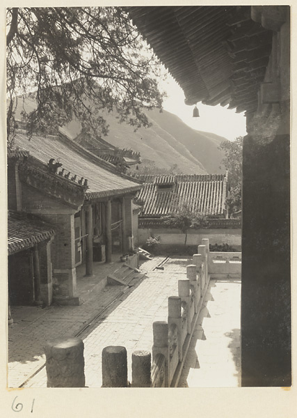 【JPG清晰版】潭柘寺寺庙建筑细节展示一座建筑的立面和另一座的平台