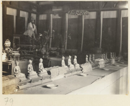 【jpg清晰版】潭柘寺祭坛展示披挂佛像和小佛像.jpg