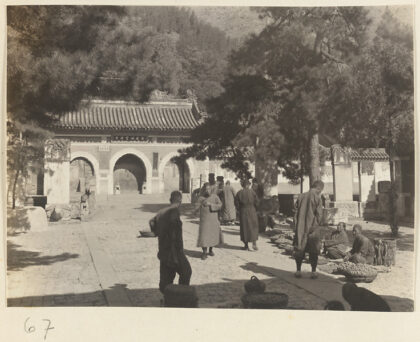 【jpg清晰版】潭柘寺门前市场和石碑旁的人们.jpg