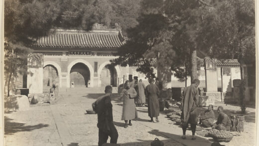 【jpg清晰版】潭柘寺门前市场和石碑旁的人们.jpg