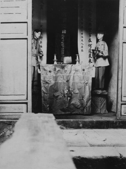 【jpg清晰版】灵仆与供品广州坟场.jpg