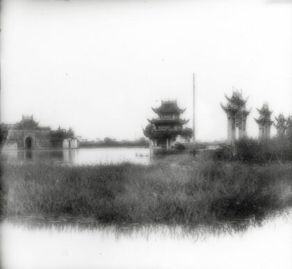 【jpg清晰版】牌楼与水边建筑苏州.jpg