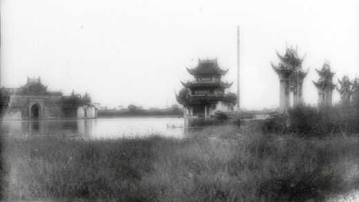 【jpg清晰版】牌楼与水边建筑苏州.jpg