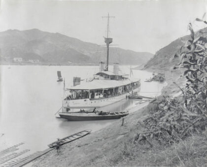 【jpg清晰版】狼蛛号停泊在河岸旁.jpg